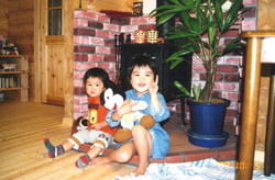 高原都市開発でご購入された日下さんご家族とログハウス