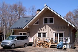 高原都市開発でご購入された森山さんご家族とログハウス