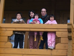 高原都市開発でご購入された佐藤さんご家族とログハウス