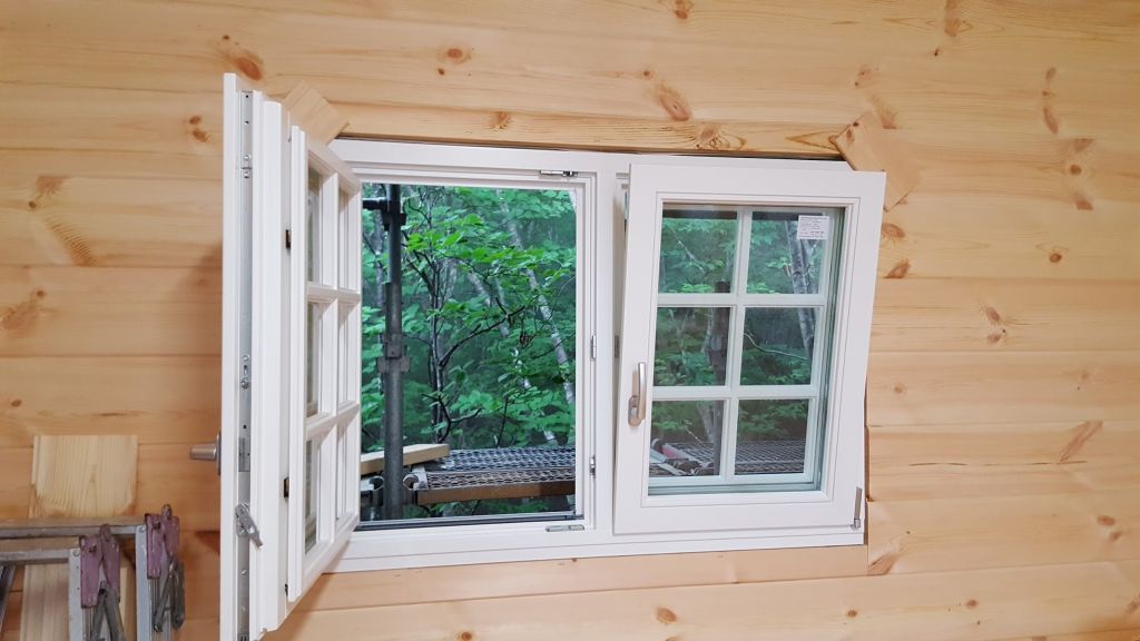 スキャンDホーム仕様 木製ドレーキップ窓 木製ドア ログハウスの高原都市開発（北軽井沢）